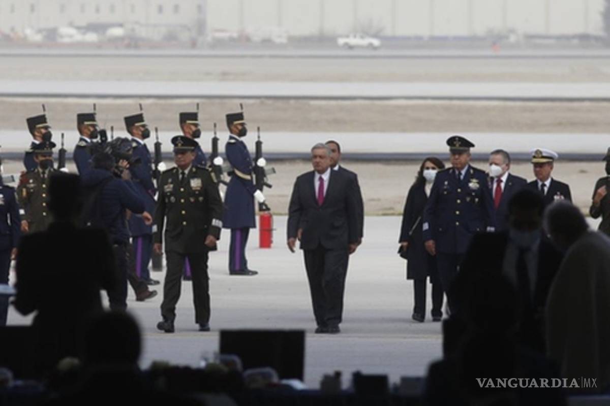 AMLO aterriza por primera vez en el aeropuerto de Santa Lucía (video)