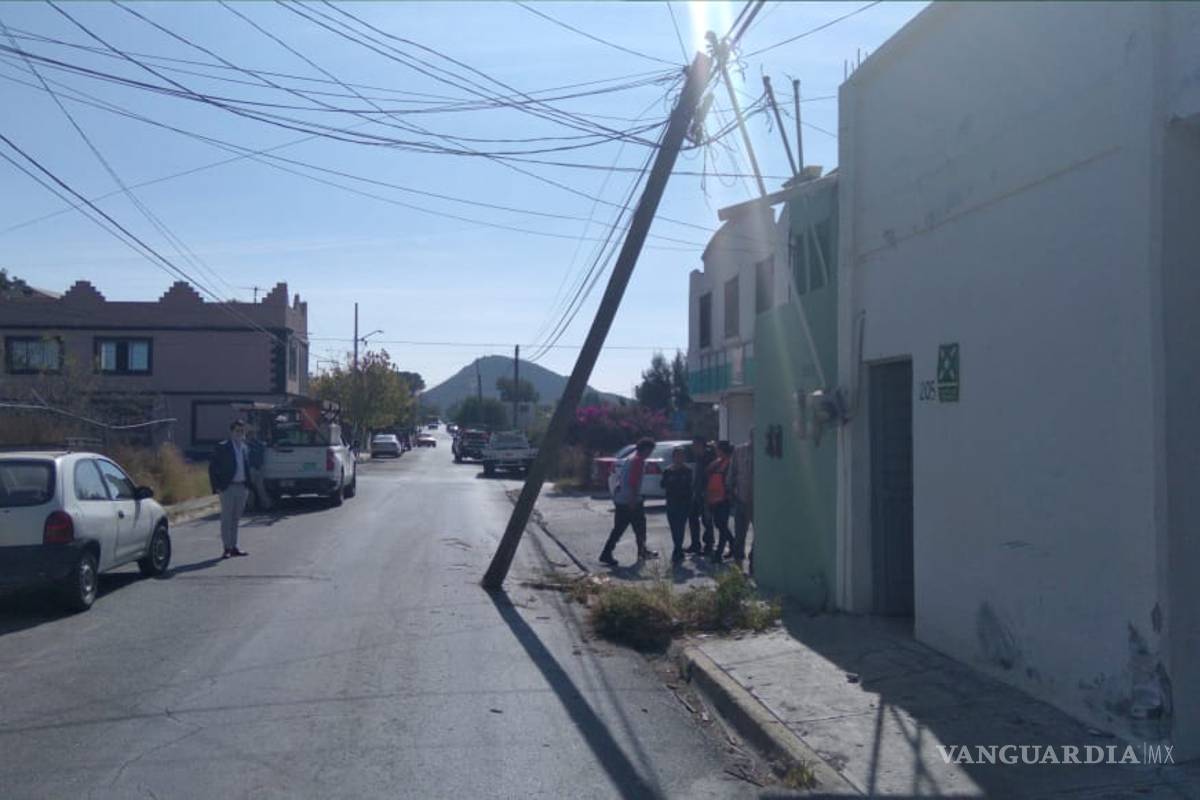 Estrella su vehículo a un poste para evitar atropellar a un perro