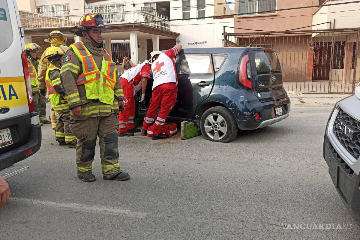Conduce a exceso de velocidad y prensa a tres mujeres en Saltillo