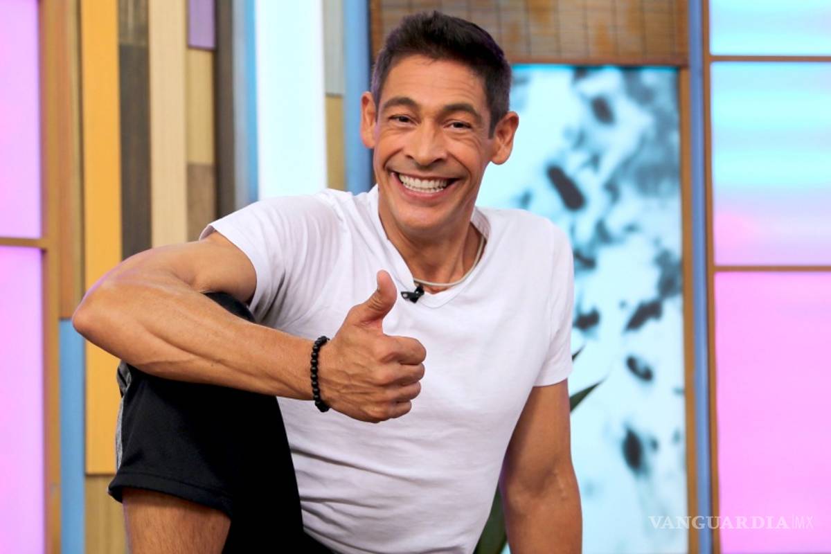 Lanza ex Menudo Johnny Lozada una línea de gorras