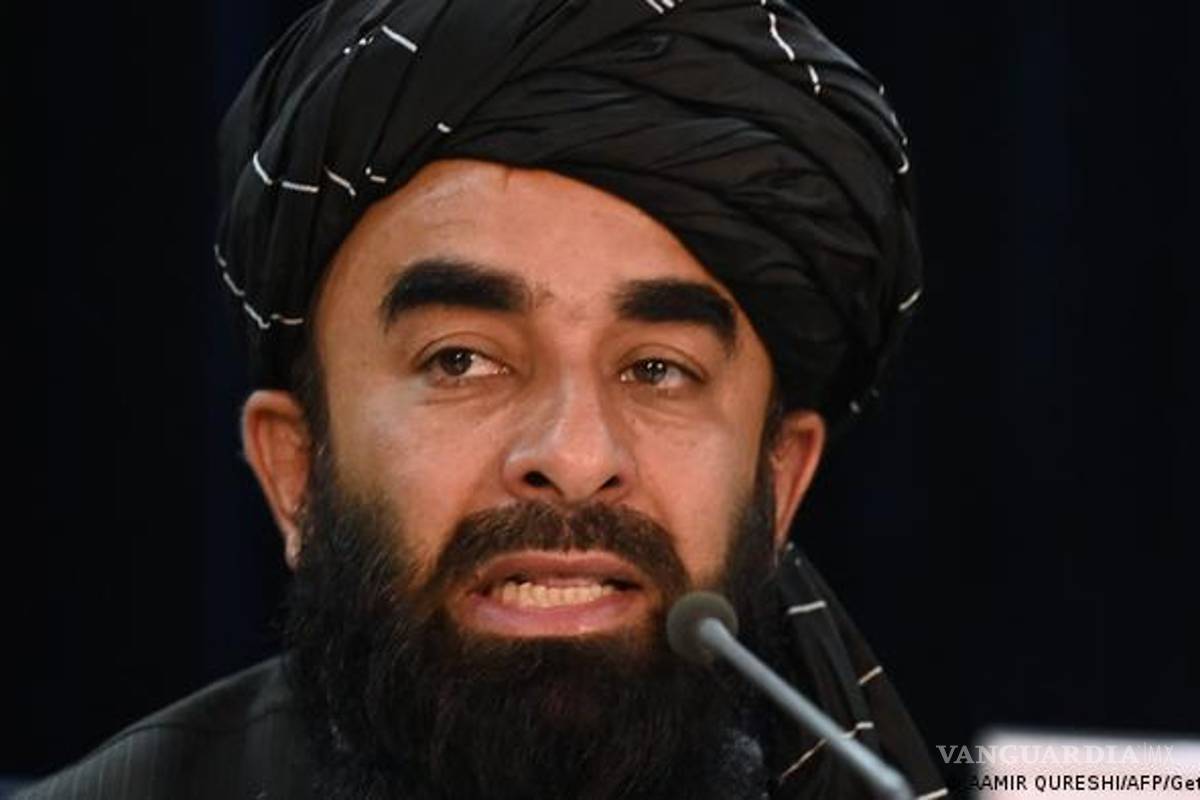 Líder talibán asegura trabajo y educación para mujeres