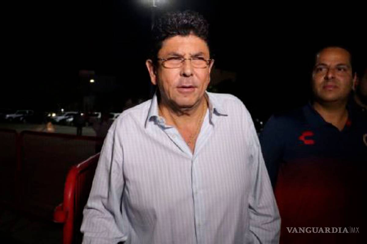 Los problemas no acaban para Kuri, ahora lo demandan sus trabajadores