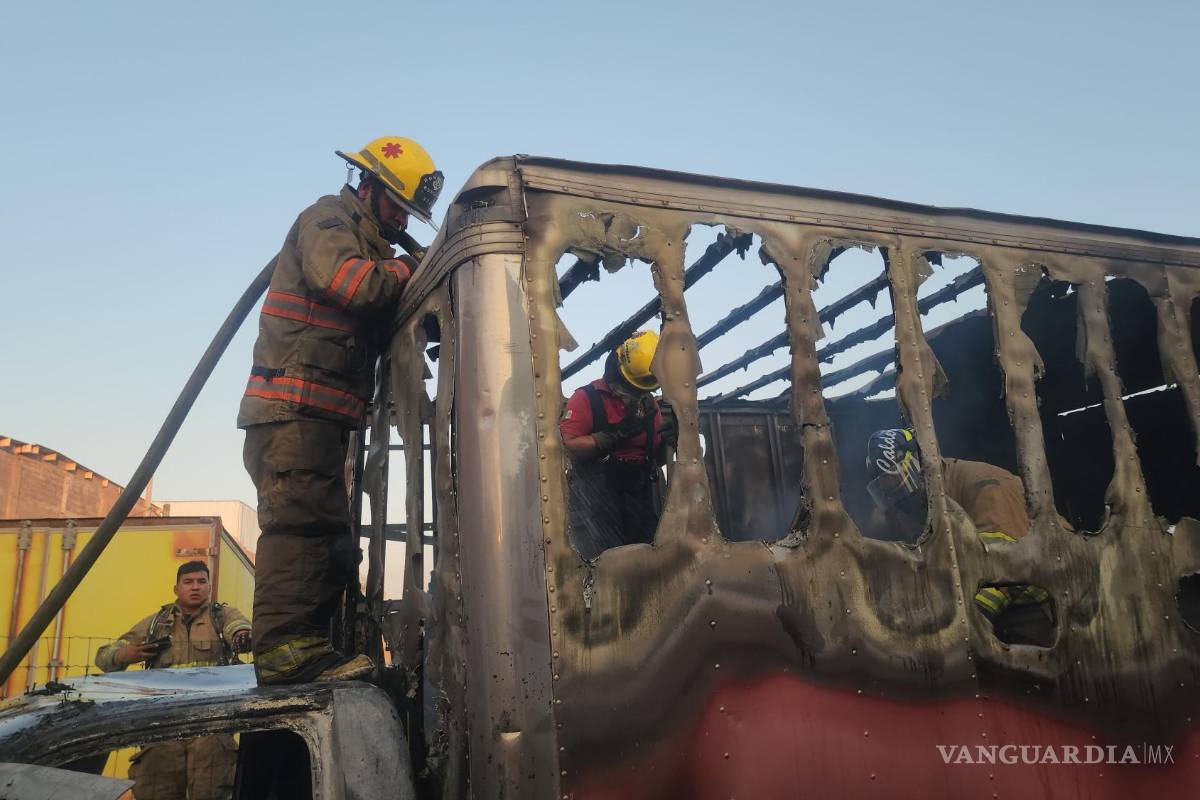 Descuido provoca incendio en caja de tráiler en Arteaga (VIDEO)