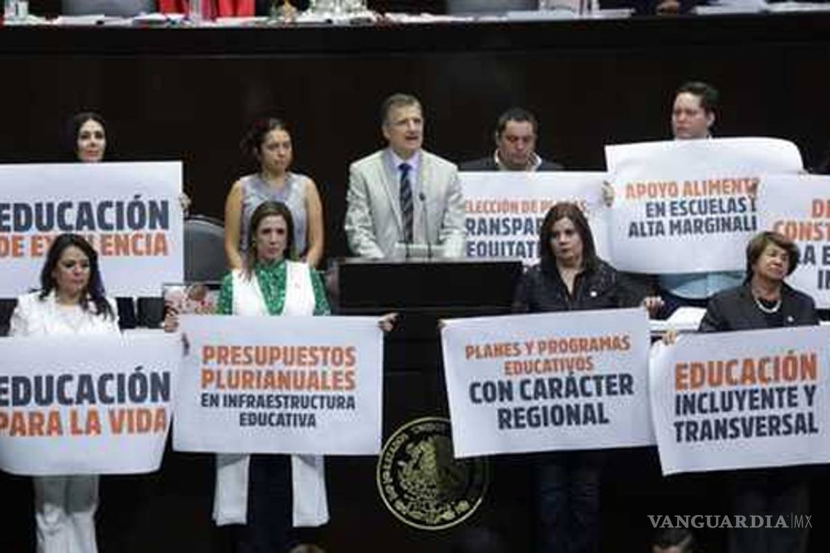 $!Diputados de PAN protestan en análisis de reforma educativa con fotos de AMLO y Elba Esther