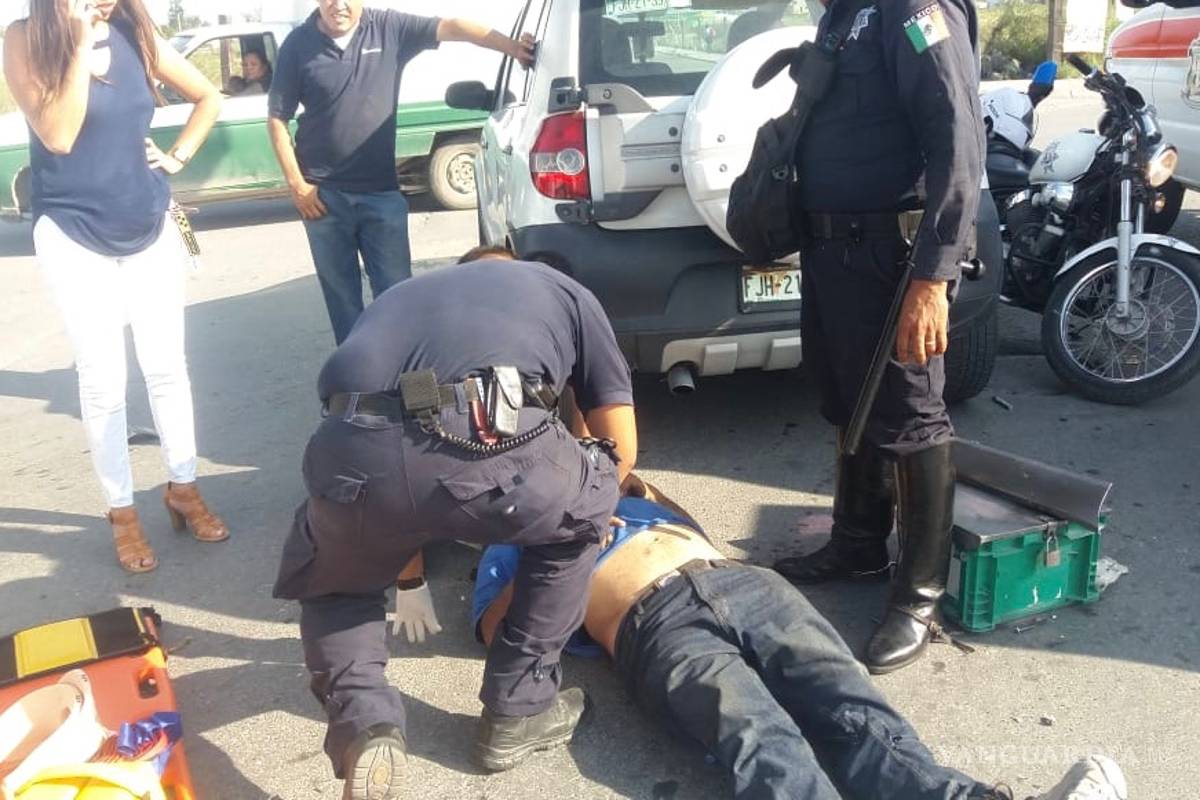 Motociclista se pasa el rojo y choca contra vehículo