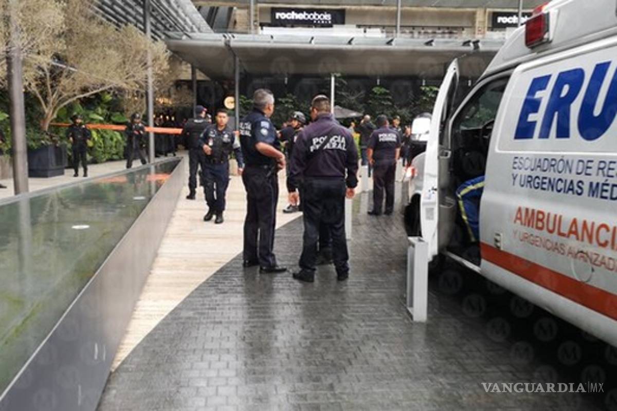 $!Balacera por motivos pasionales deja dos muertos en la exclusiva plaza Artz de la CDMX