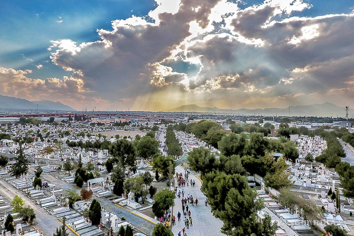 Llenan de vida los panteones en Saltillo