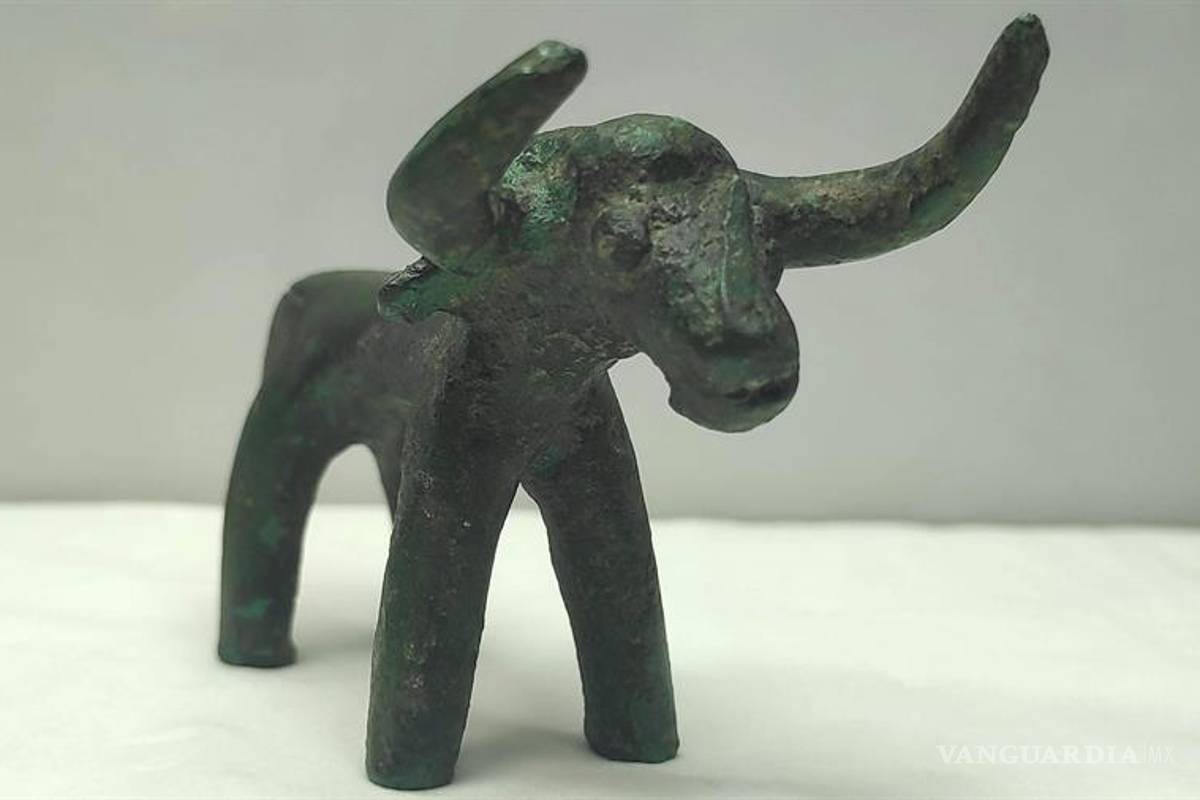 Gracias a las fuertes lluvias descubren antigua estatuilla de toro en Grecia