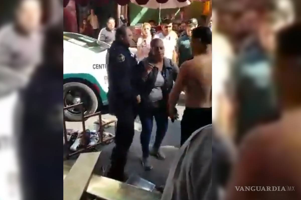 Policía de la CDMX y comerciante protagonizan pelea en el centro histórico
