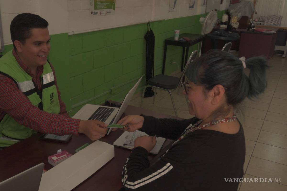 $!Brigadas del programa “Aquí Vamos Gratis” acercan la credencialización a escuelas y colonias de Saltillo para facilitar el trámite a la ciudadanía.