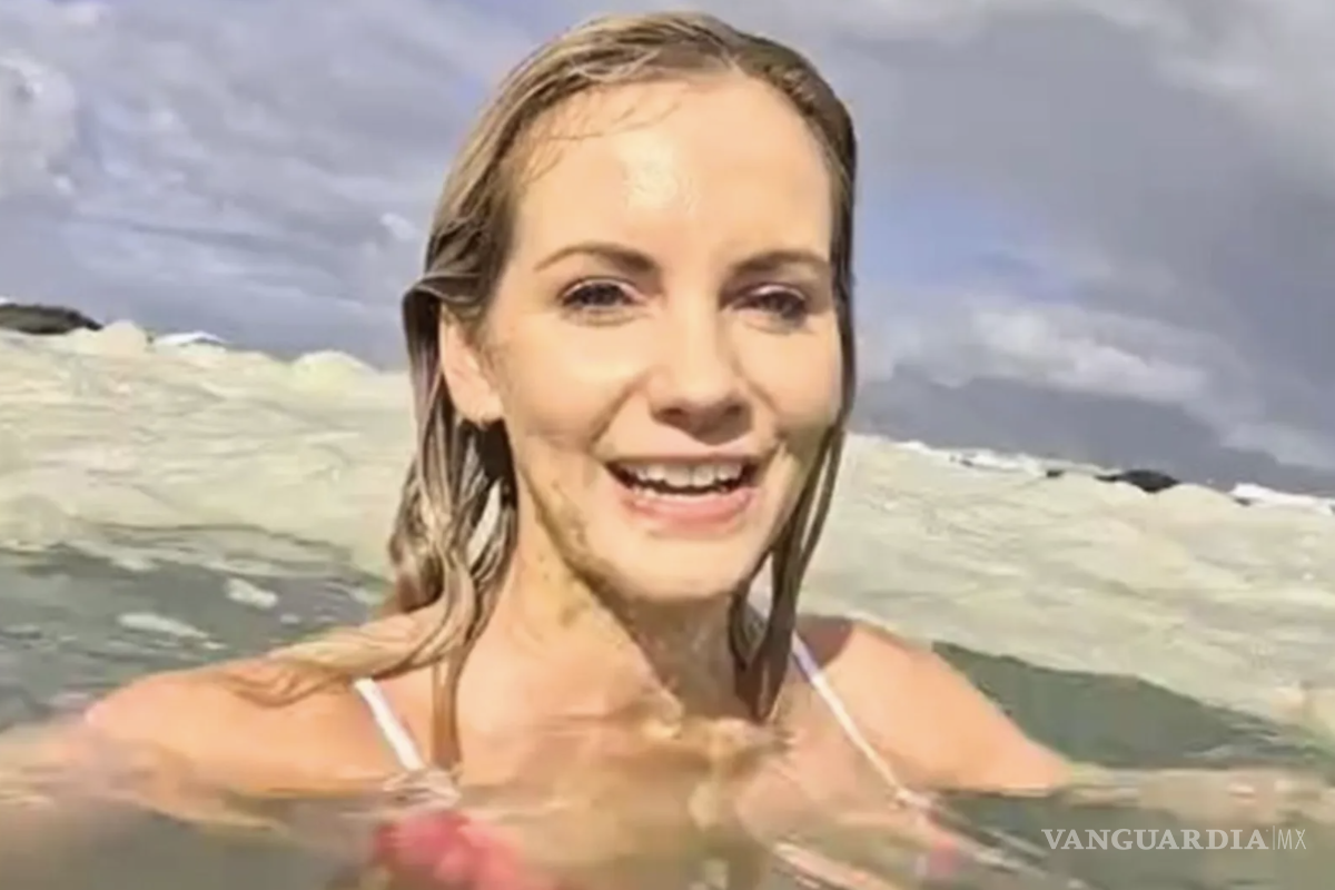 Influencer se baña en espuma marina y descubre que eran aguas residuales: el video se hace viral