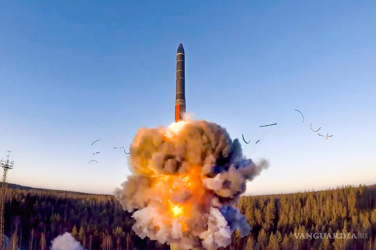 $!Imagen del 9 de diciembre de 2020 de un lanzamiento de un cohete como parte de una prueba de misiles balísticos intercontinentales en Plesetsk, Rusia.