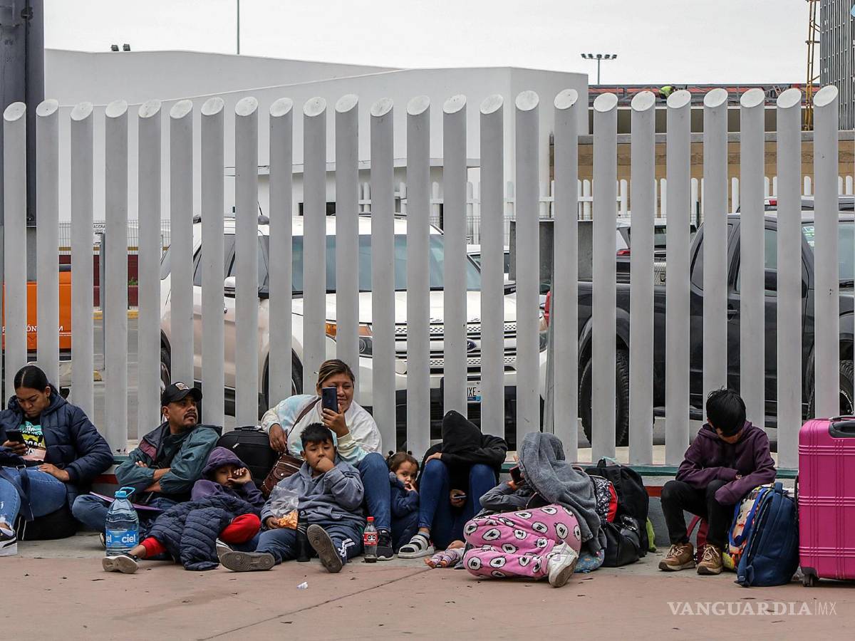 $!Migrantes esperan afuera de la garita internacional del Chaparral en la ciudad fronteriza de Tijuana (México).