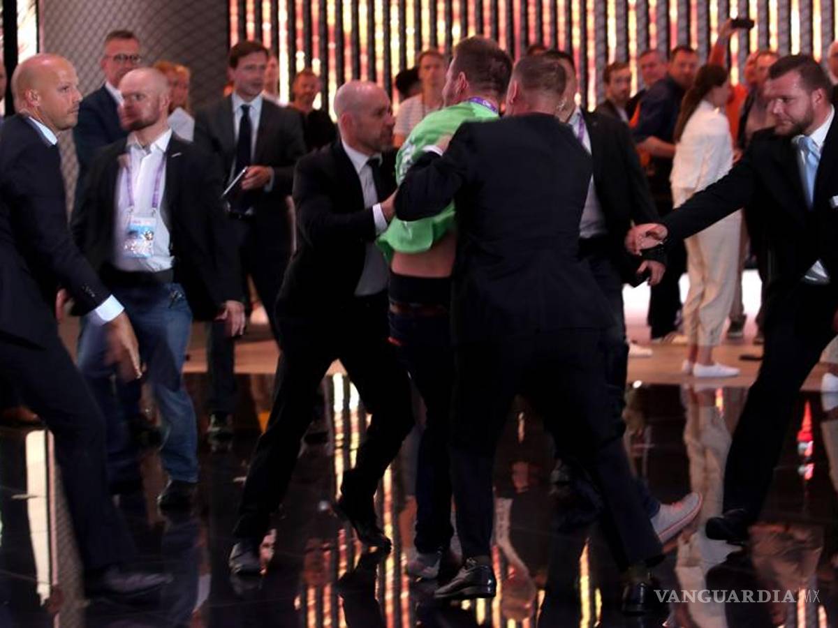 $!Activistas de Greenpeace irrumpen y se suben en los autos del Salón Internacional del Automóvil de Frankfurt, ve estas imágenes