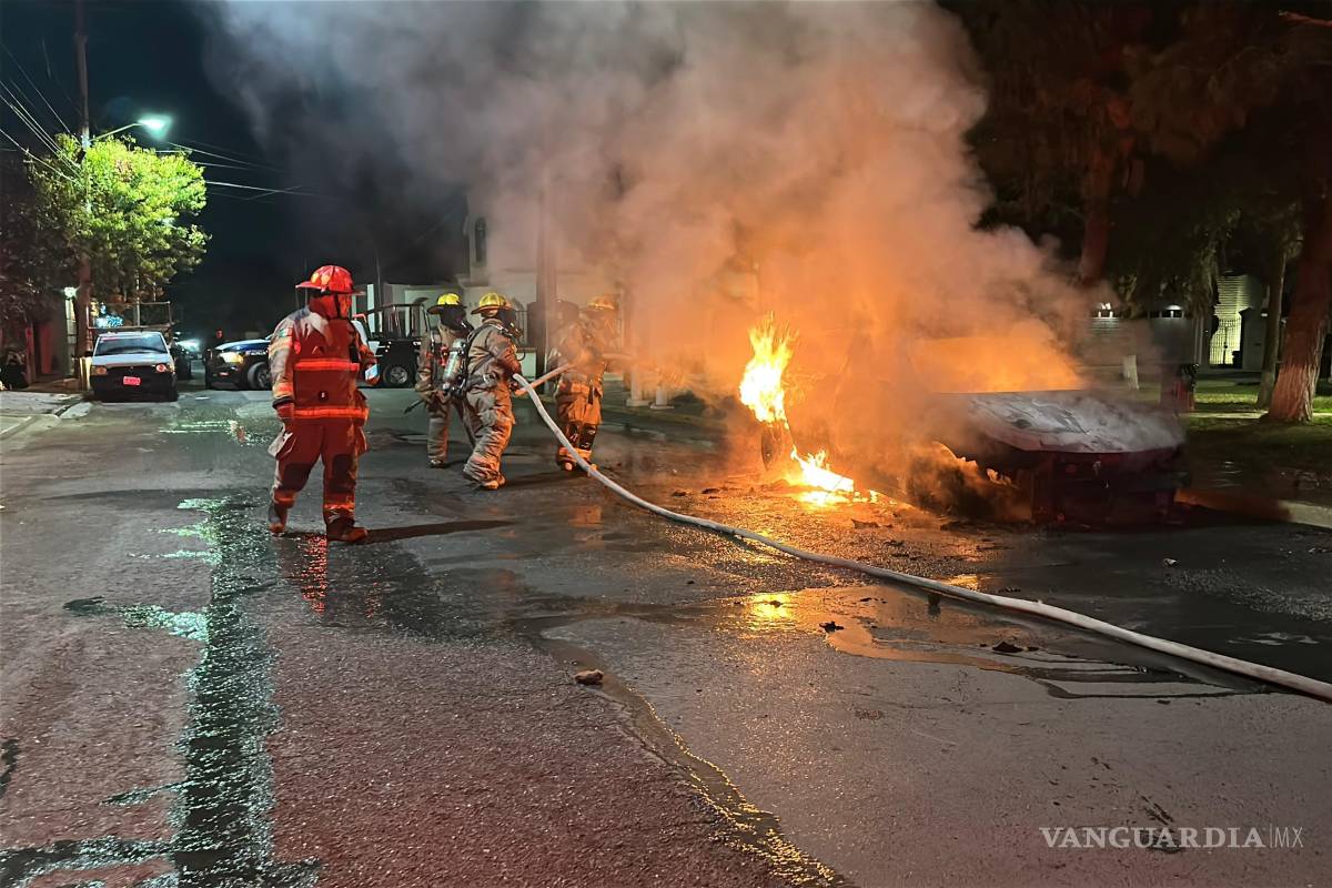 $!Policías municipales cerraron parcialmente la calle Dr. Miguel Farías para facilitar el ingreso de las unidades de emergencia y evitar riesgos para los vecinos.