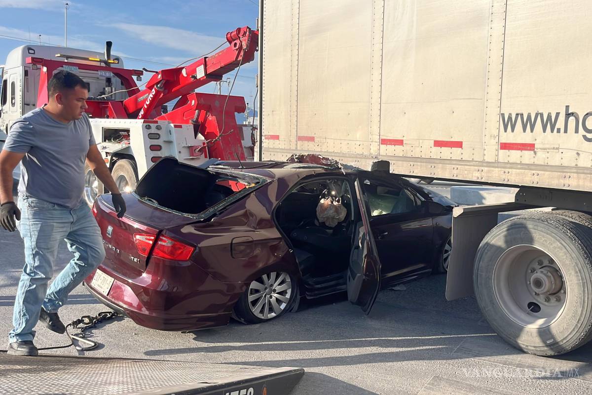 Imprudente trailero da vuelta en ‘U’ sin precaución en el Libramiento OFT y embiste a matrimonio