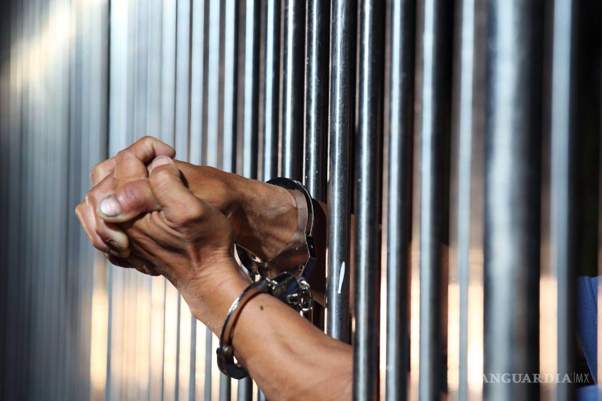 Vinculan a proceso a hombre en estado inconveniente por transitar con armas y drogas en Guerrero, Coahuila