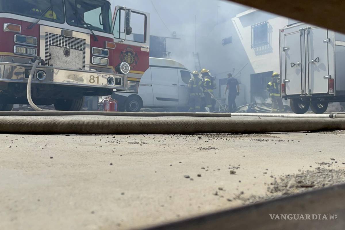 Se incendia camioneta de negocio en Saltillo; empleados temían tragedia