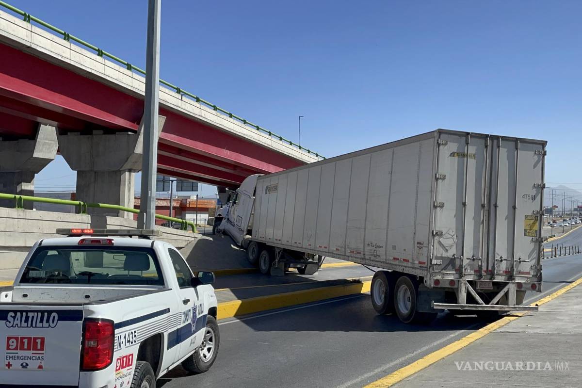 Por descuidado deja su tráiler atravesado en Fundadores
