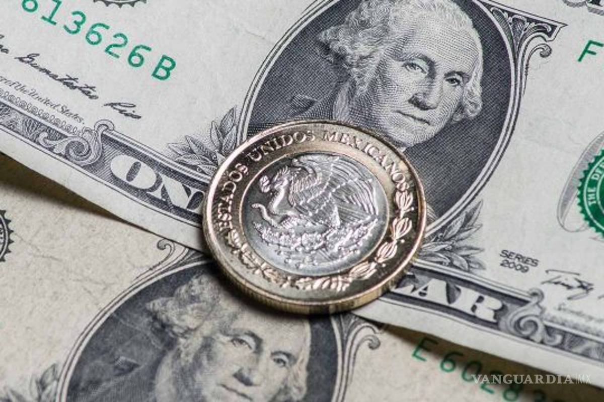 Amplía peso ganancias ante el dólar tras anuncio de tasa de interés del Banxico