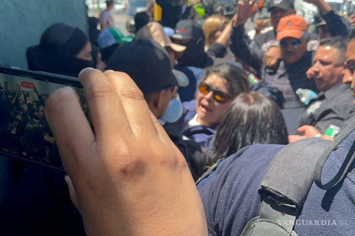 Torreón: Bloquean dos horas periférico por homicidio en desalojo, policía disuelve protesta