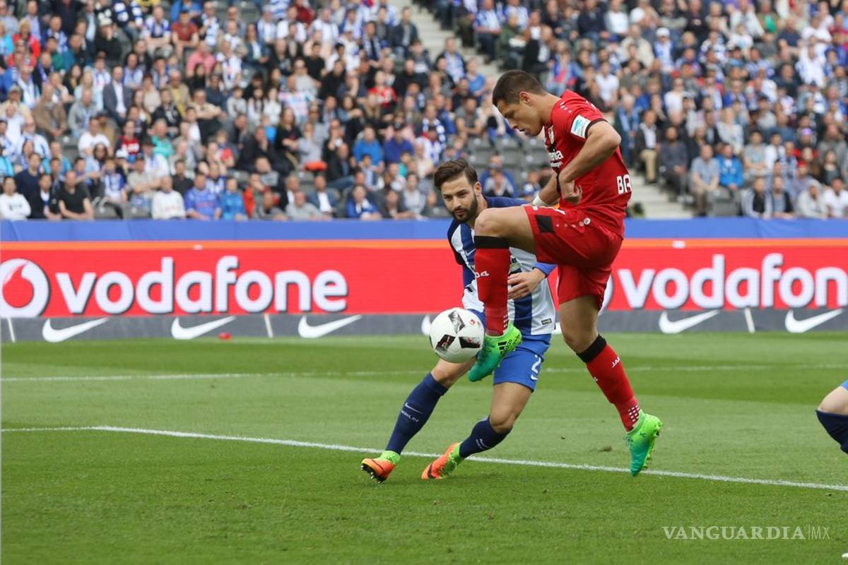 'Chicharito' cierra campaña con una sonrisa