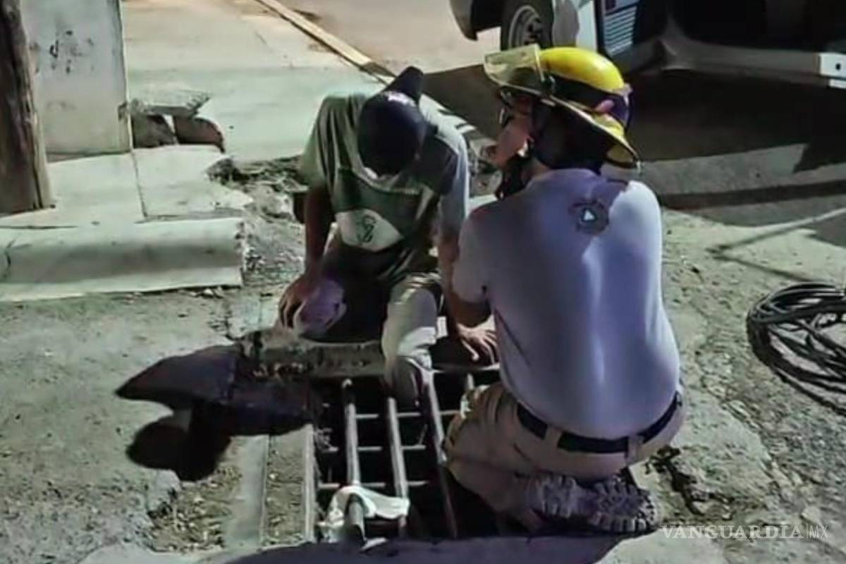 Cae hombre en una rejilla y queda atrapado por más de media hora en Parras