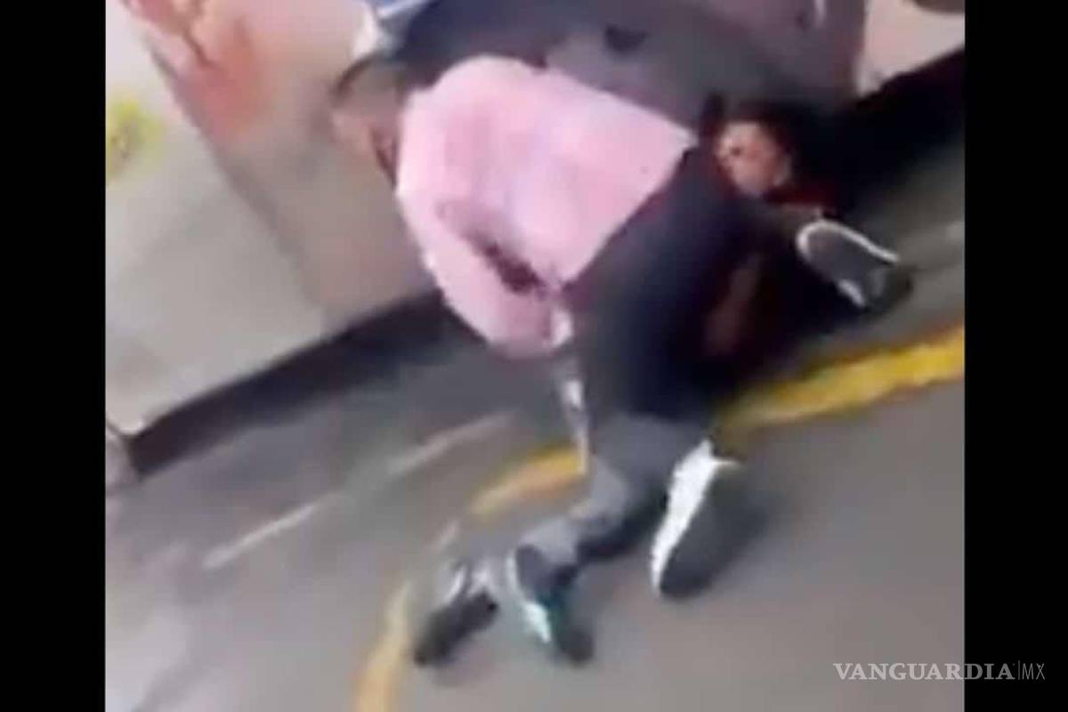 Chofer de transporte público en NL defiende a mujer de asaltantes, testigos también tunden a agresores