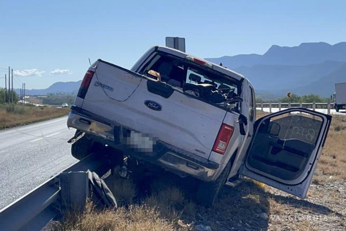 $!La camioneta Ford F-150 quedó sobre la barrera metálica de contención, afortunadamente sin lesionados.