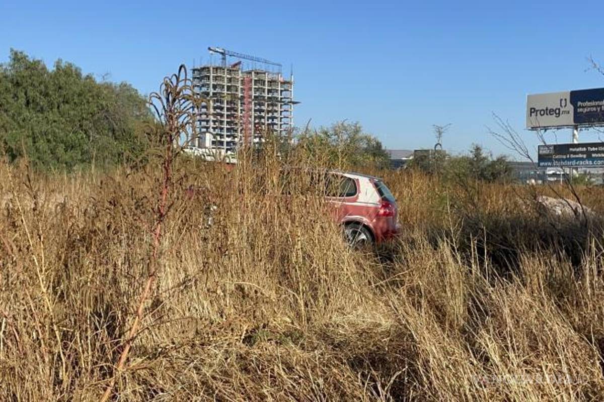 $!Elementos de la Policía Municipal acudieron al sitio para tomar conocimiento del accidente.