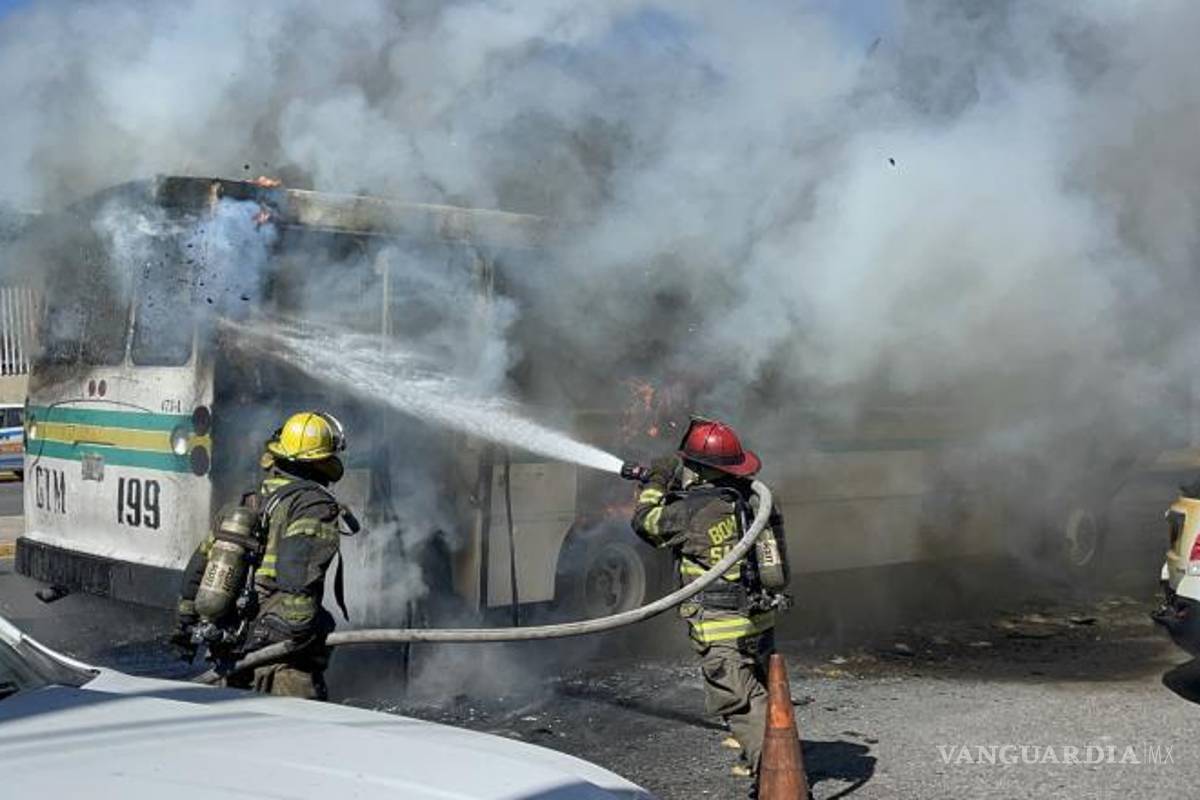 $!Los bomberos llegaron rápidamente al lugar y combatieron las llamas que consumieron la unidad de la ruta 13B.