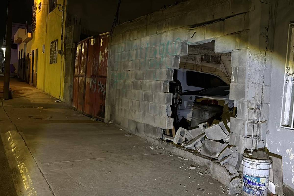 $!La camioneta tipo pick up terminó con severos daños tras impactarse contra una vivienda en la colonia Nueva Imagen.