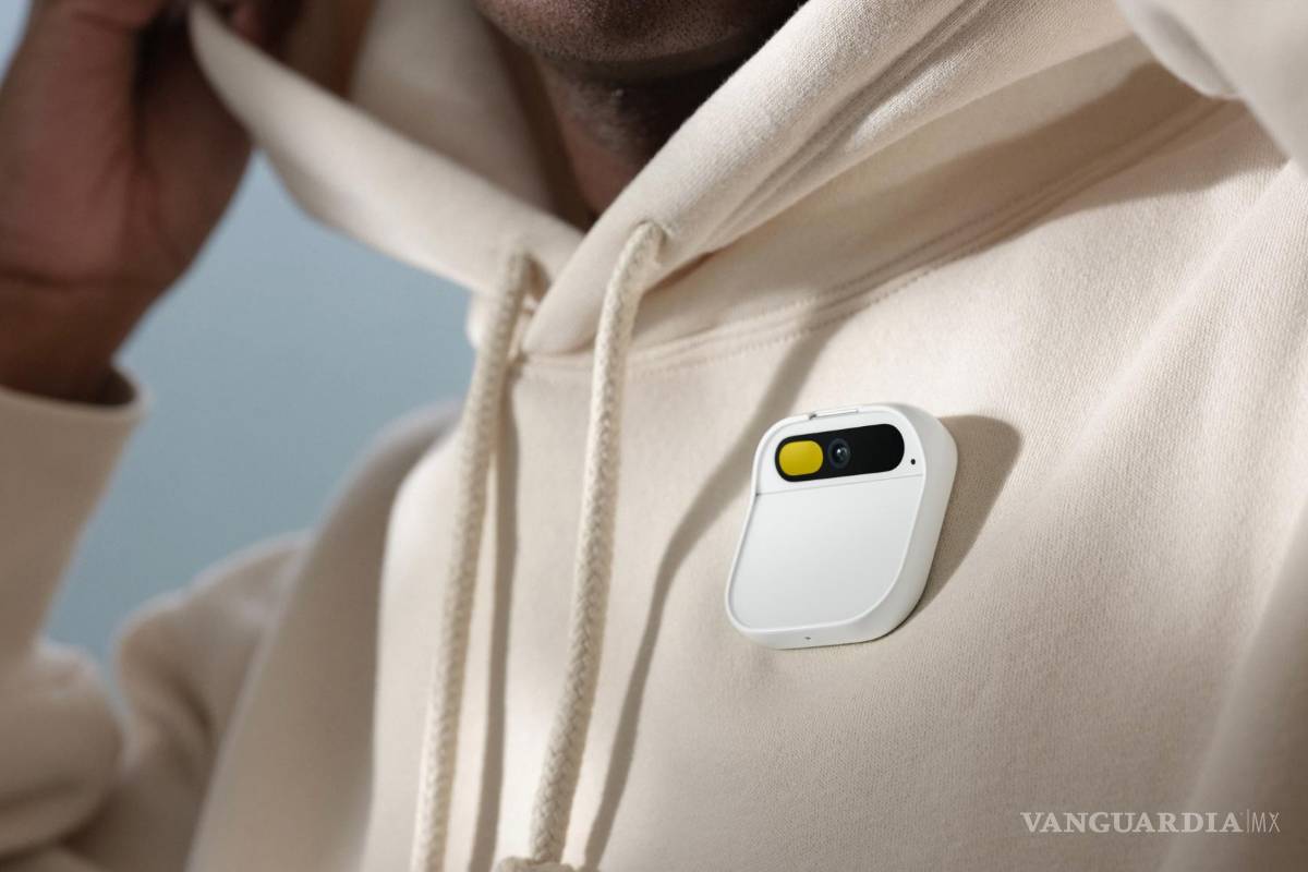 Lanzan pin con inteligencia artificial capaz de grabar, hacer llamadas y traducir