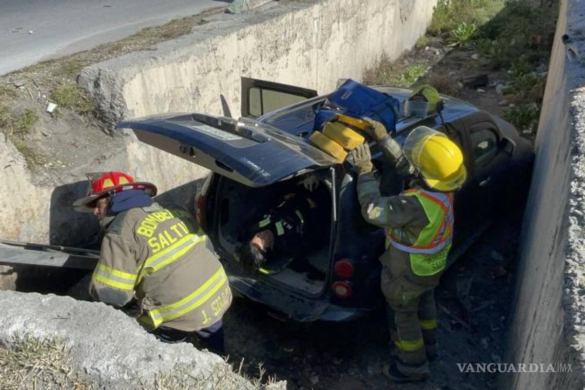 $!Los bomberos atendieron a los lesionados, proporcionando ayuda tras el accidente.