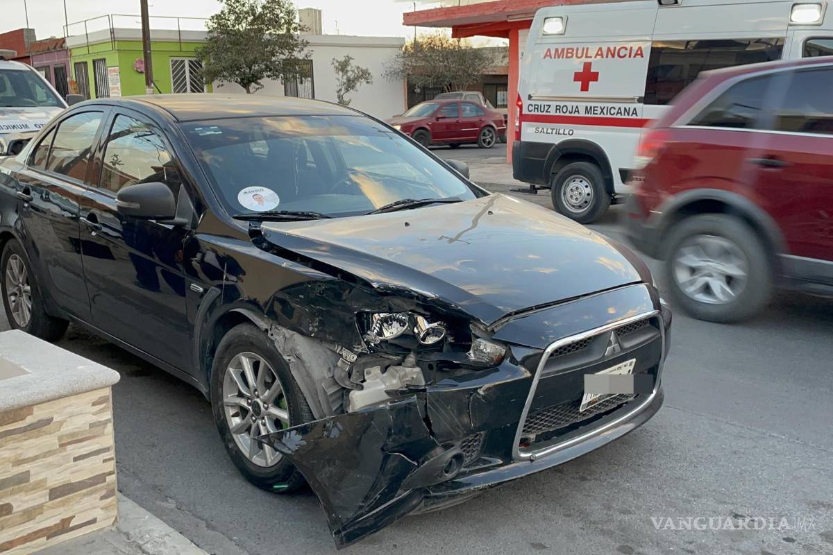 Quita derecho de paso y ocasiona aparatoso accidente en Centro de Saltillo