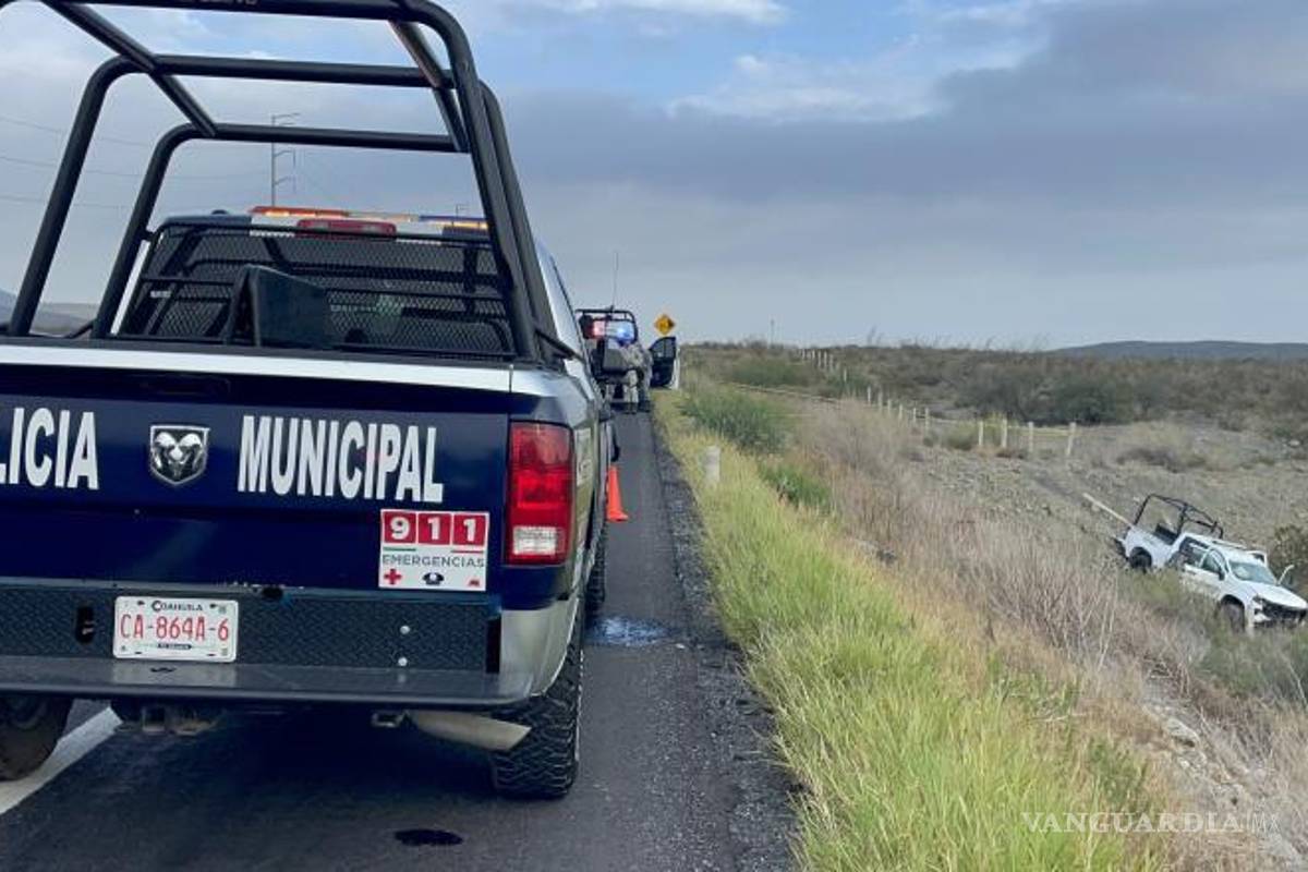 $!Autoridades y bomberos acudieron al kilómetro 16+800 para atender el percance y asegurar la zona.