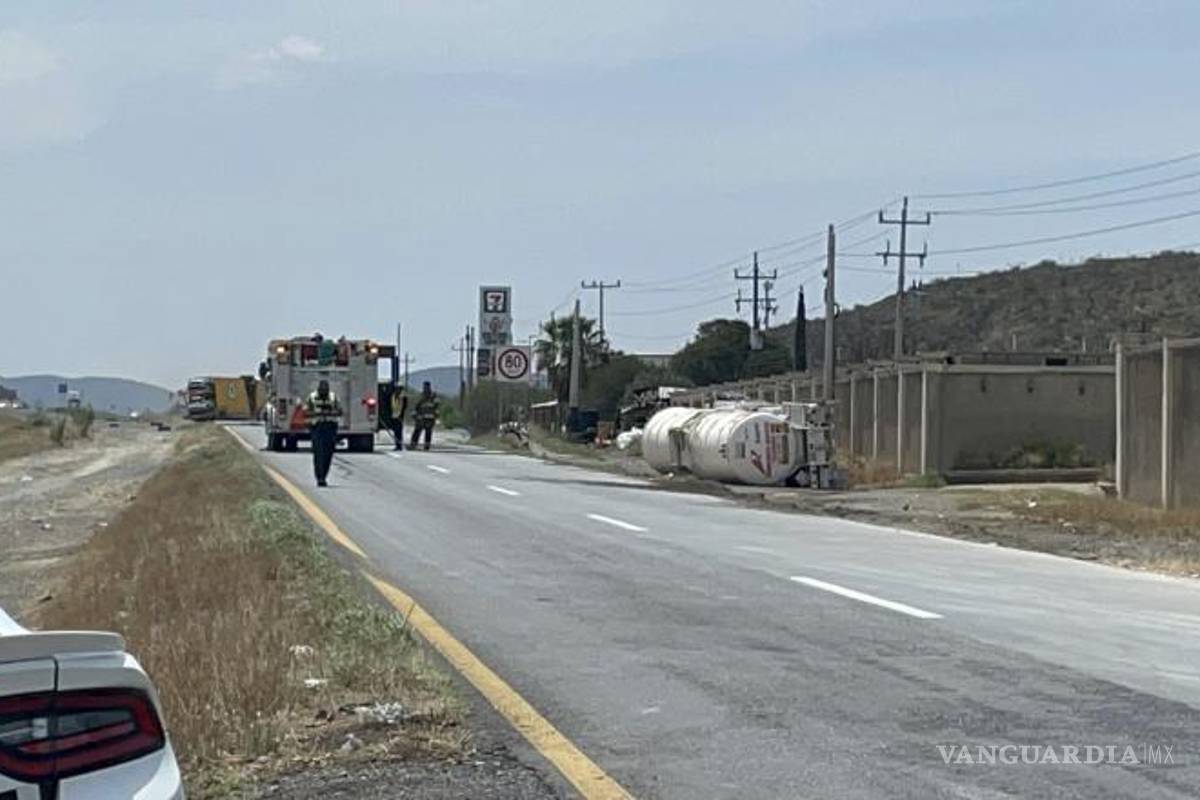 $!Elementos del Cuerpo de Bomberos de la Estación 6 trabajaron durante varias horas en la zona del incidente para contener la fuga y evitar riesgos de incendio o explosión en la carretera a Torreón.