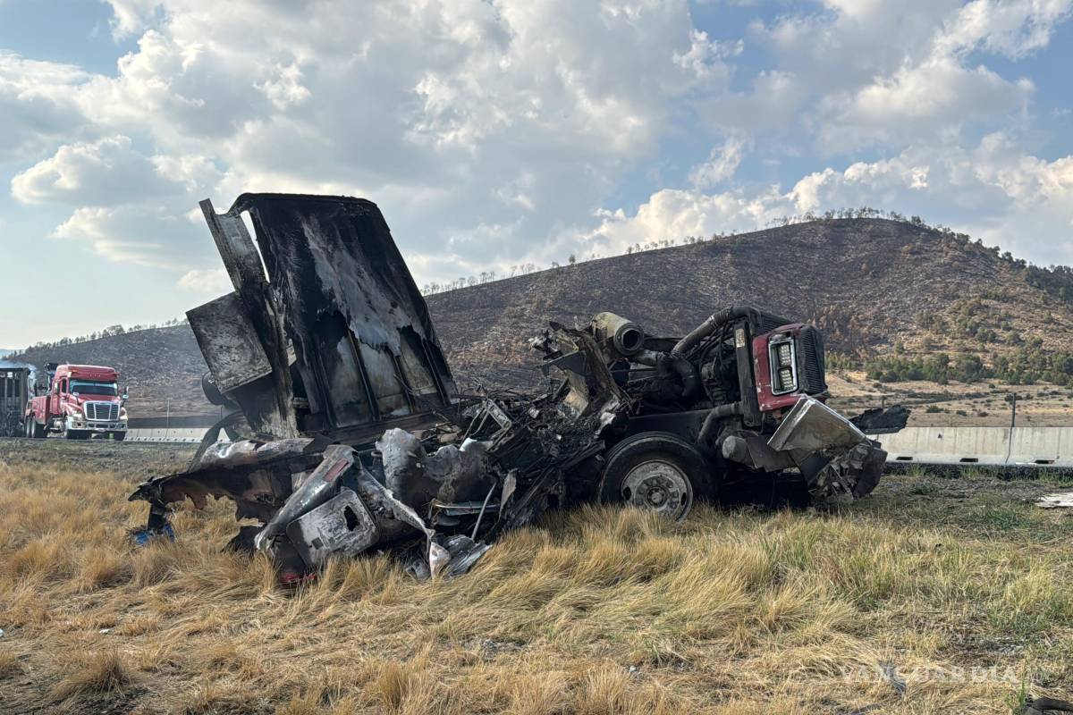 Choque e incendio entre dos tráileres paraliza carretera 57 en Arteaga