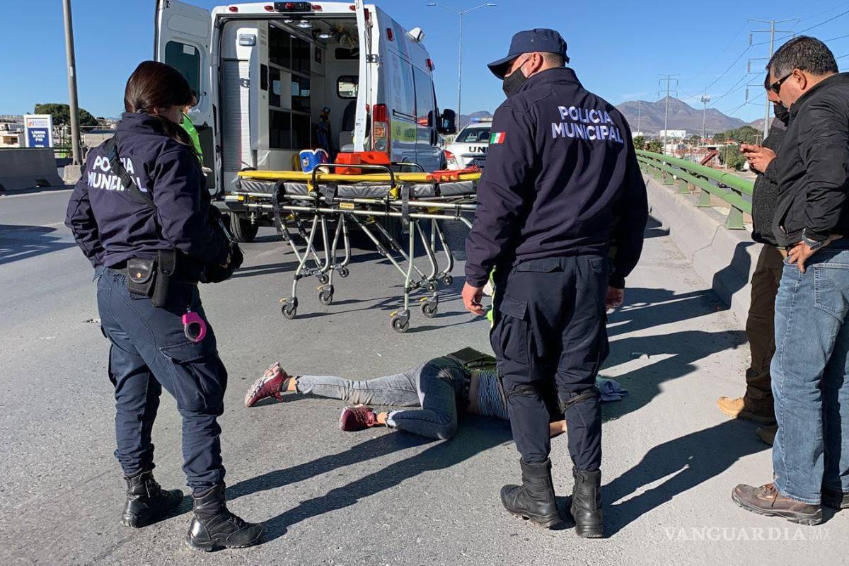 Saltillo: joven mujer se avienta de un Taxi en pleno bulevar Fundadores; su madre dice que no la dejaban bajar