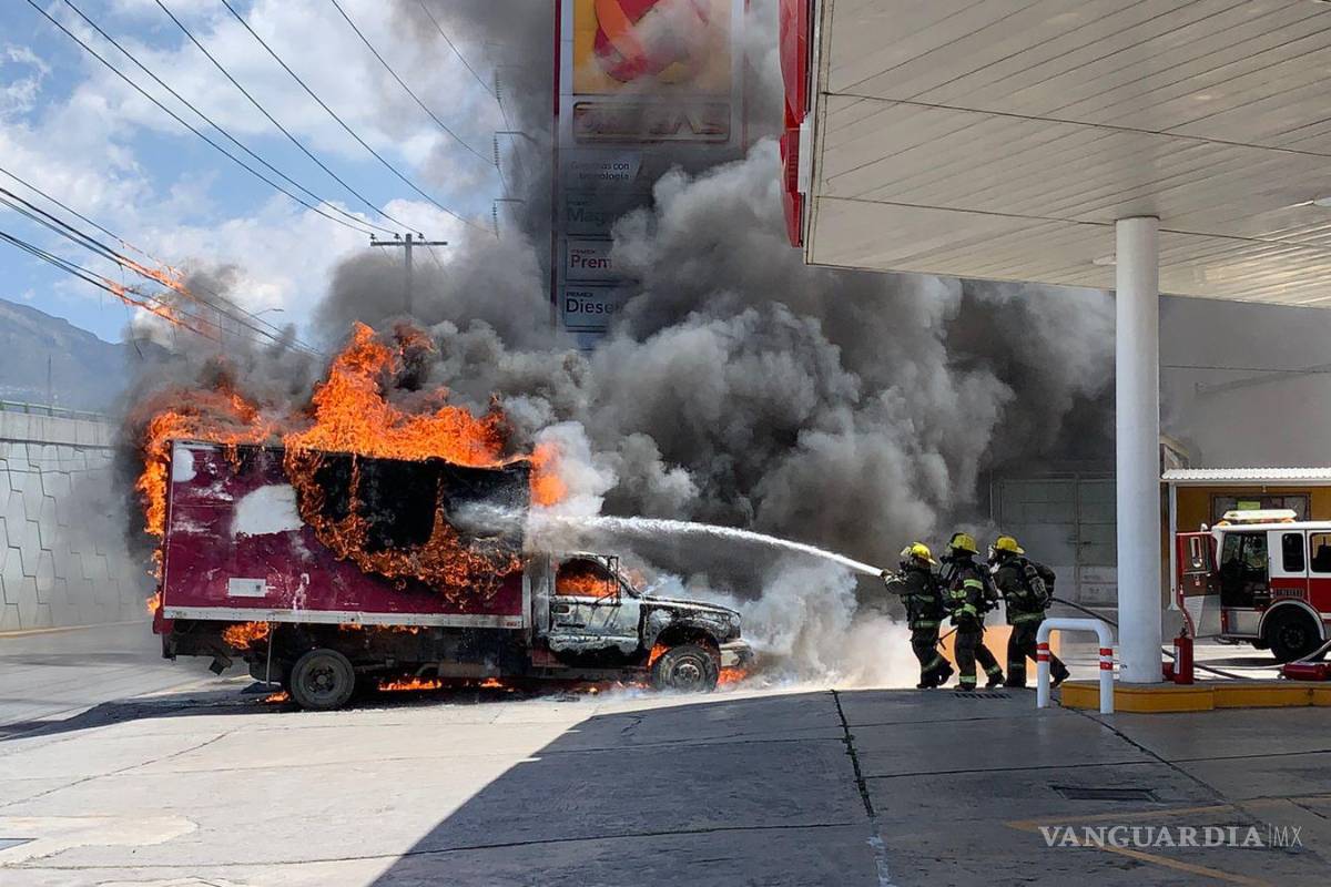 Saltillo: se le incendia camioneta y la abandona... en una gasolinera