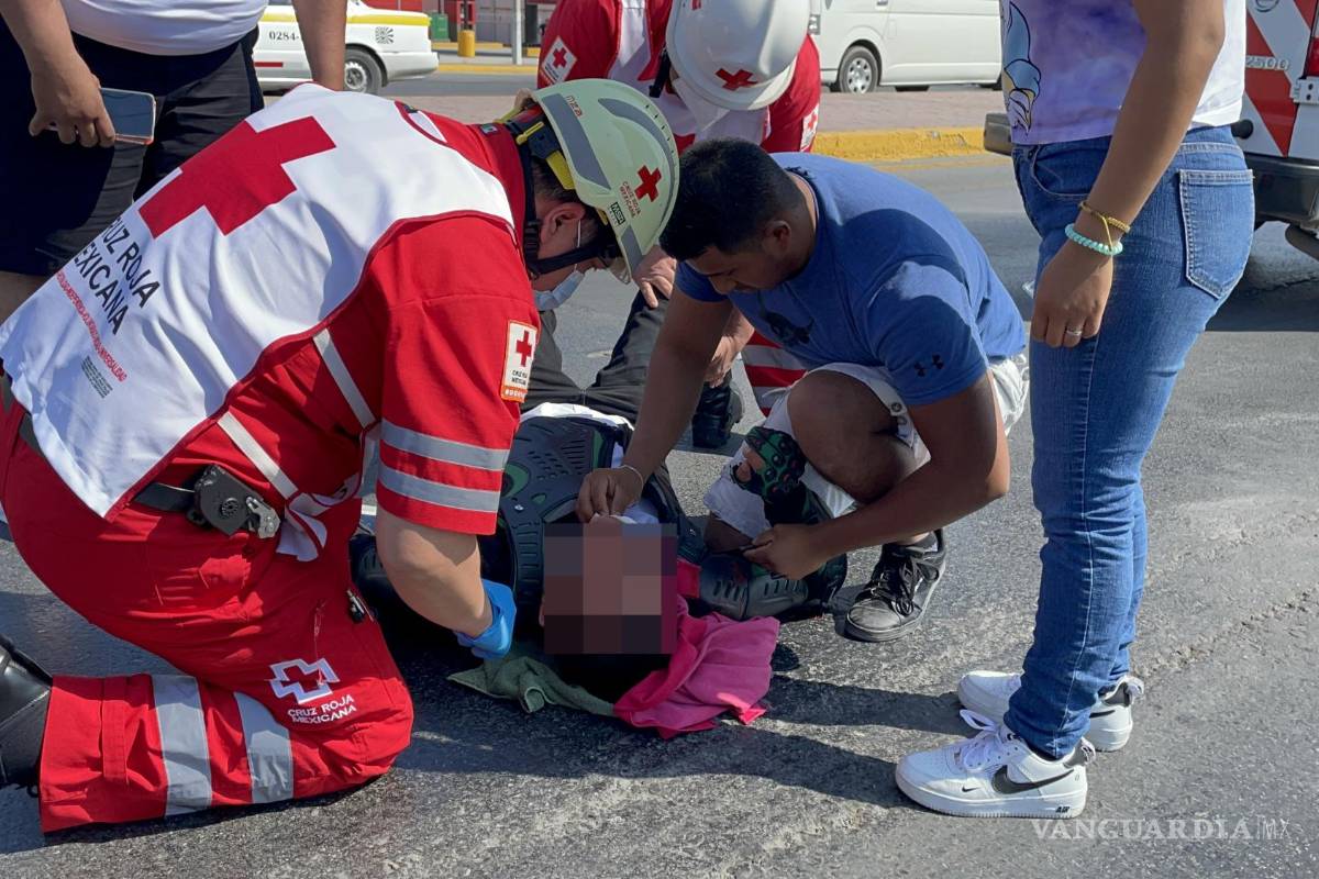 Motociclista se atraviesa y auto lo embiste en Saltillo; resulta lesionado