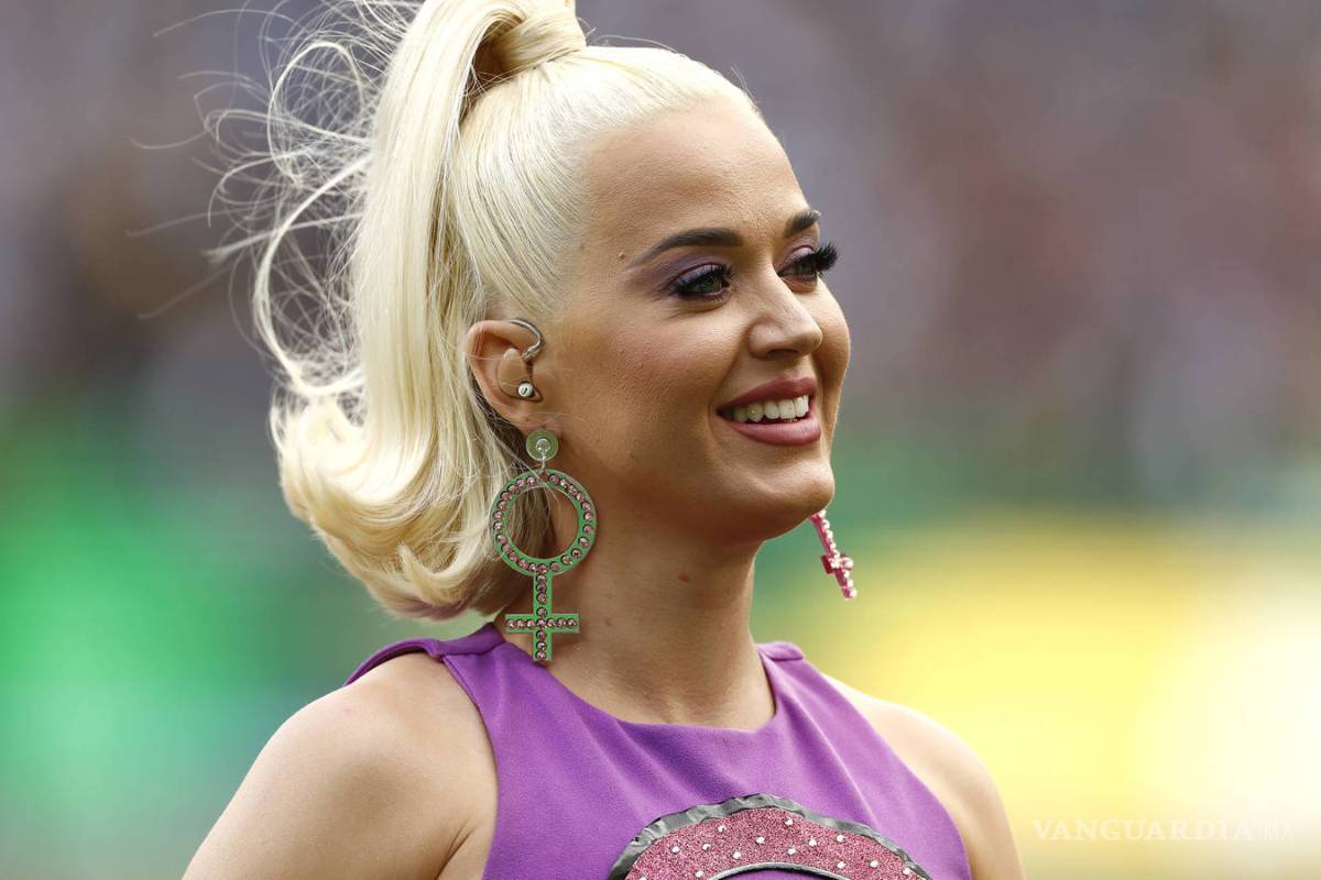 Pese a contingencia por coronavirus, Katy Perry es captada en la calle luciendo su embarazo