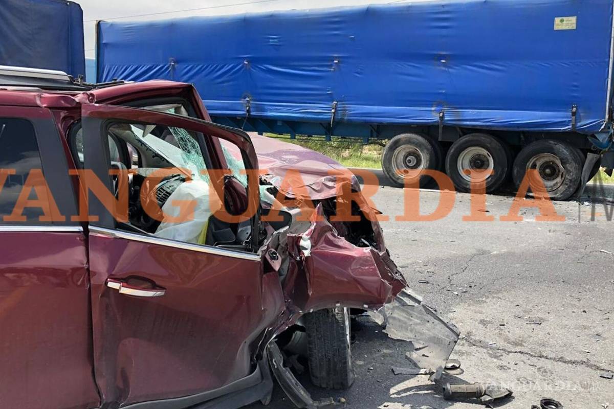 Mujer se estrella de lleno contra tráiler en Saltillo