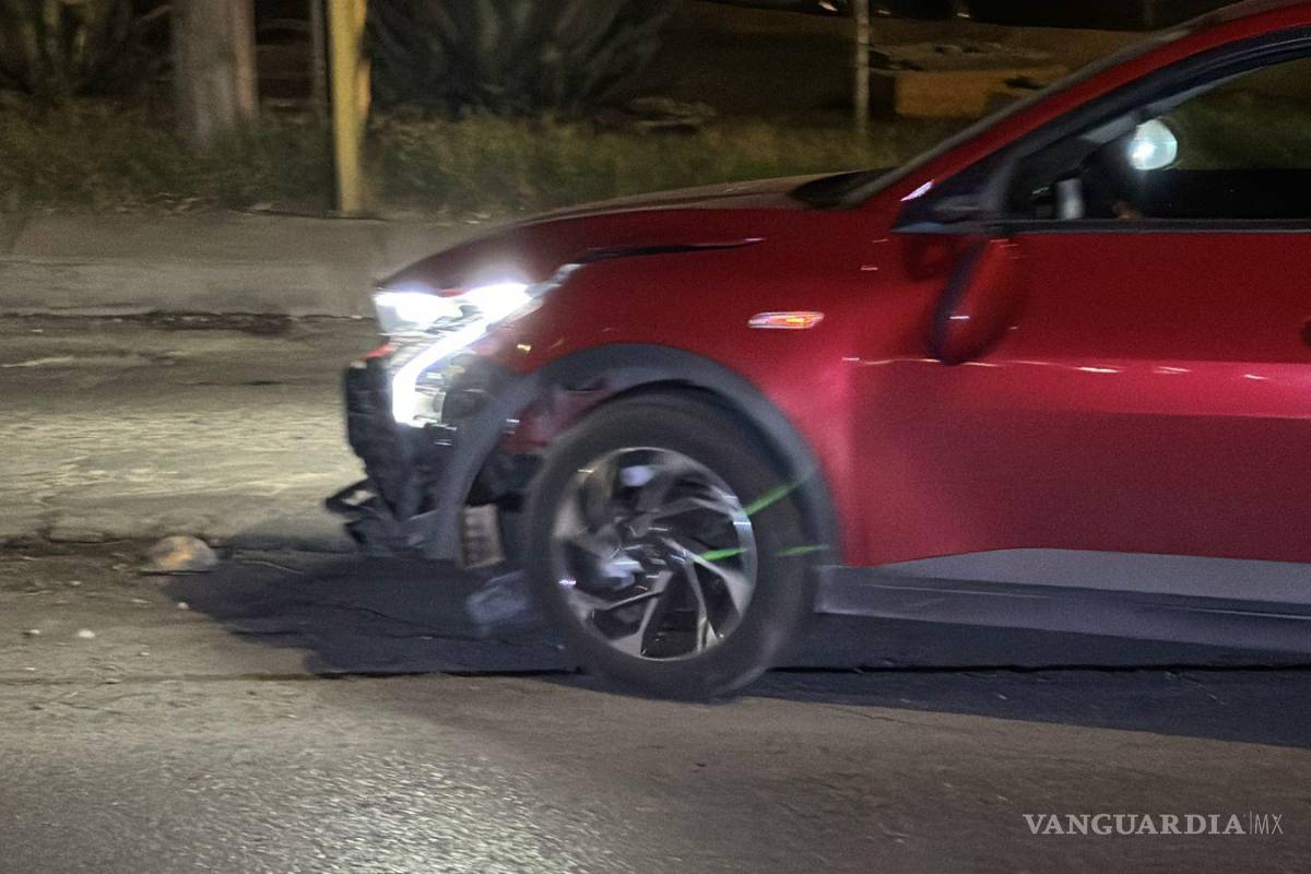 $!Vehículo KIA involucrado en el accidente donde derribó a una motociclista en periférico Luis Echeverría.