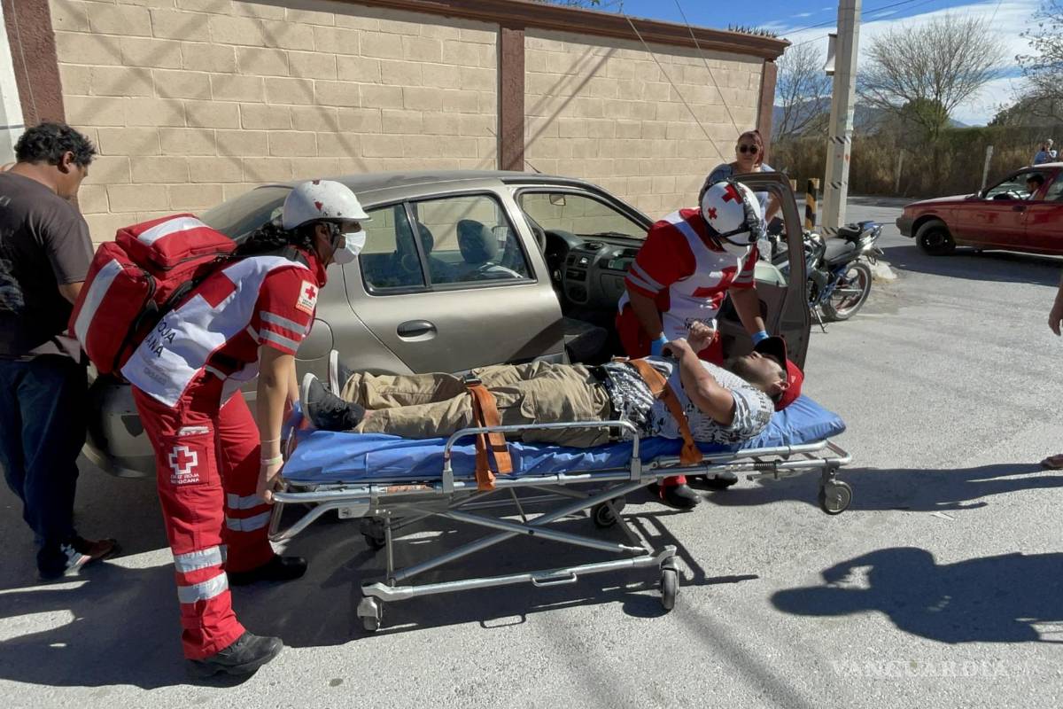 Choca por alcance a camioneta, intenta irse y derriba a joven de motocicleta en Saltillo