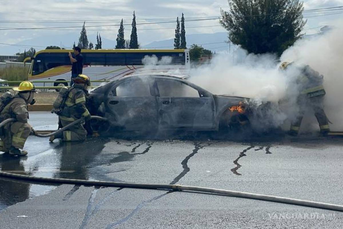 $!Bomberos de la estación Río Bravo acudieron de inmediato al lugar del siniestro y lograron controlar las llamas que mantenían el tránsito detenido en la vialidad.