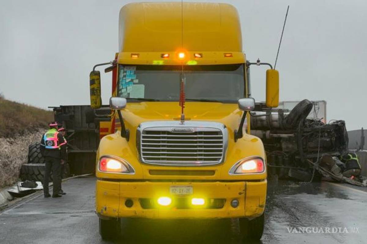 $!Maniobras de grúa permitieron retirar la unidad y reabrir la circulación hacia Saltillo.