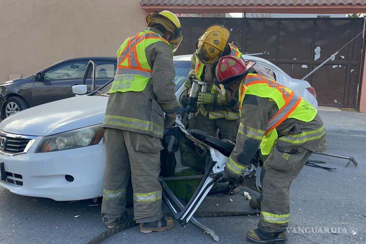 Invade carril, choca y deja atrapados a padre e hija frente a colegio de Saltillo