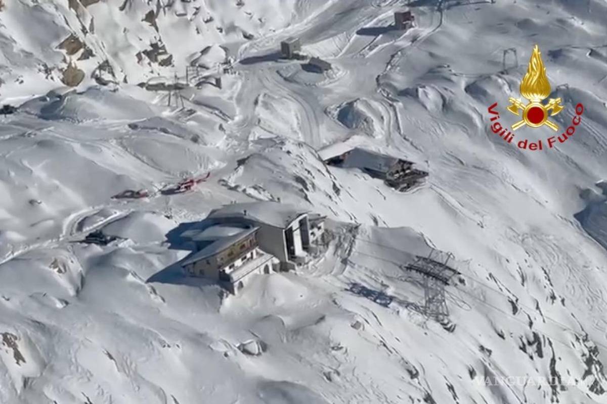 $!Un centenar de personas han quedado atrapadas este martes en lo alto del Monte Moro, a dos mil 800 metros de altitud en los Alpes italianos, debido a un incidente en el teleférico que conecta la localidad de Macugnaga con la pista de esquí.