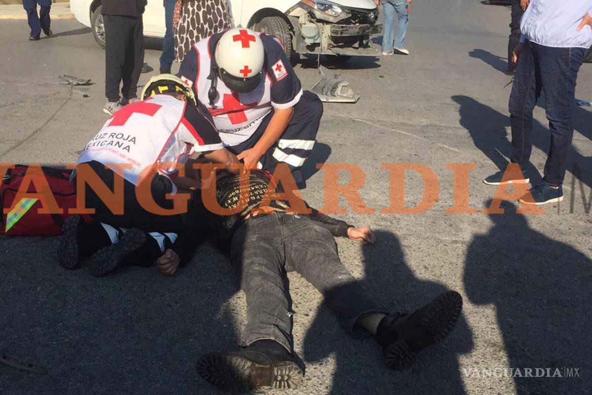 $!Conductora impacta a estudiante de Químicas en Saltillo que iba a bordo de su motocicleta